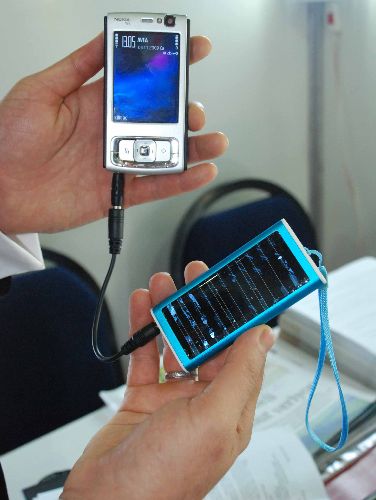 Cep telefonunu güneşte şarj eden cihaz ilgi görüyor