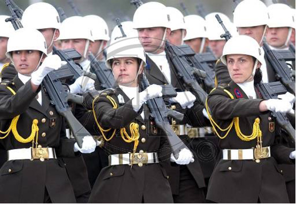 İki subaya Nazi sembolleri taşıdıkları için ordudan uzaklaştırma