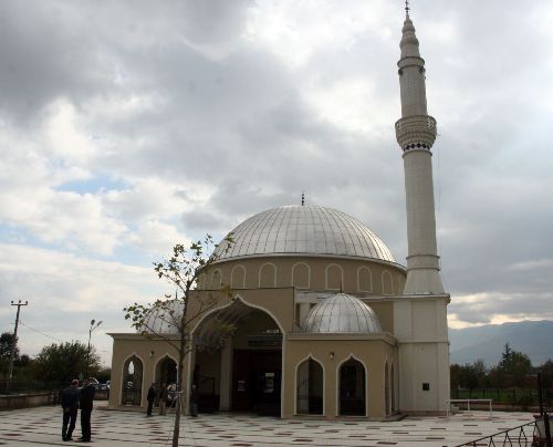 İşadamının annesi adına yaptırdığı köy camisi ibadete açıldı