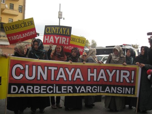 Darbe karşıtları: Bütün cuntacılar yargılansın
