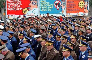 Halk: TSK içinde darbe heveslileri var