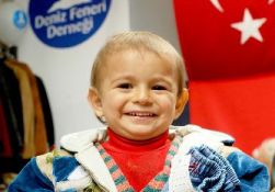 Deniz Feneri'nden 100 bin çocuğa kışlık giysi yardımı