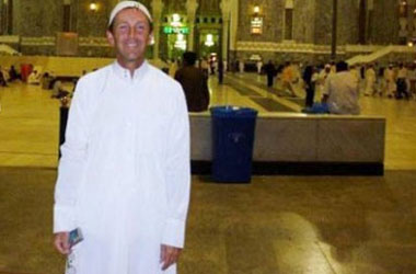 Çölde namazı gördü, İslam'ı seçti