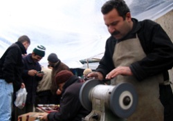 Bıçaklar kurban için bileniyor