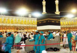 Kâbe'nin çevresinde 4 bin 500 işçi temizlik için dönüyor