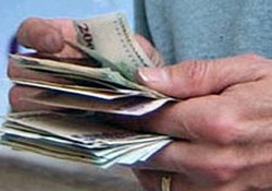 Yolda bulduğu parayı polise teslim etti