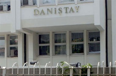 Hukukçular: Danıştay'ın sigara kararı siyasi