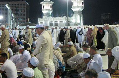 Hacılar Kâbe'de sabahlıyor