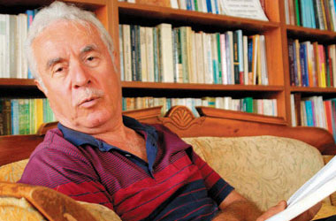 Aydınımız siyaset bilir milleti bilmez