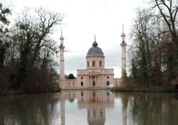 Alman kralın sarayında 2 minareli cami