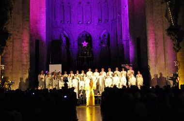 Dünya barışına ilâhilerle katkı