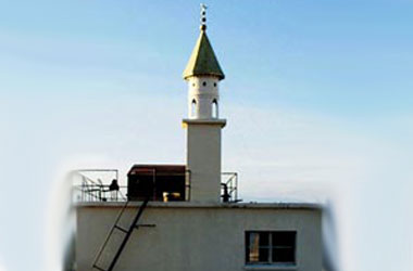 İşyerine minare ekleyen Hıristiyan