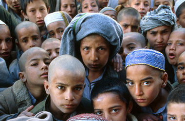 Her 3 Afgan çocuktan biri yetim