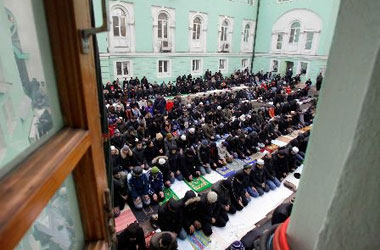 İki namazda camiye gelmeyince şüphelendiler ve...