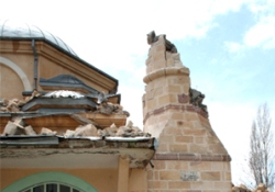 Burdur'da fırtınadan minare yıkıldı