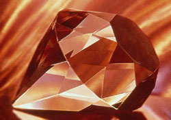 Paslanmış bir elmas, parlak camdan üstündür