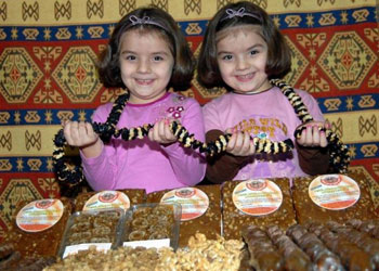 Spastik ikizler masajla ayağa kalktı