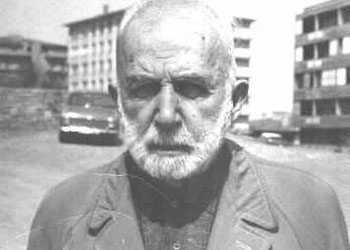 'Bediüzzaman elinde çay tepsisiyle geldi'