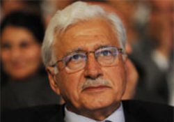 Kırmızı Kitap'ı albay getirdi; geri almak için kapıda bekledi
