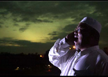 Ezan bizi tozlu yollardan evimize döndürür