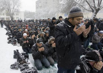 Kırgızistan'da kar altında namaz-FOTO
