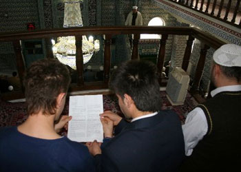 İşitme engellilere fotokopiyle Cuma hutbesi