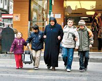 Minikler, yaşlıların çantasını taşımak için yardım grubu kurdu