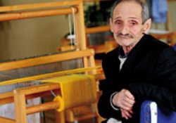 70'lik dedeler dokuyor, yetim çocuklar giyiniyor