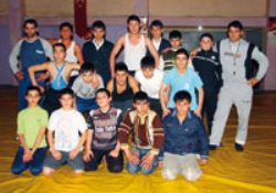 Taş atan çocuklar, şimdi 'tuş' etmeye çalışıyor