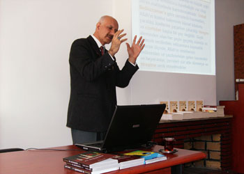 Zerreler Bismillah diyerek vazifesini yapıyor