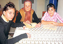 Torunlarıyla kitap okuma yarışına giren nine