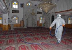 Belediyesi cami ve cemevlerinin temizliğini yapıyor