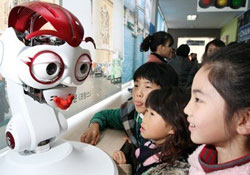 Robot öğretmenler göreve başlıyor