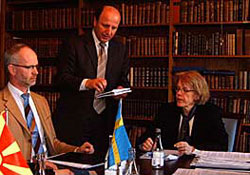 Kadın müdürle tokalaşmadı, tazminat kazandı