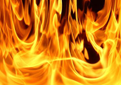 Altı yaşındaki kız, kardeşi için alevlere atladı