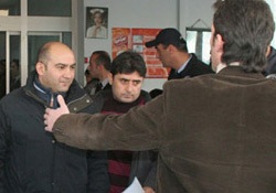 İşçi Partililer mahkeme heyetine saldırdı