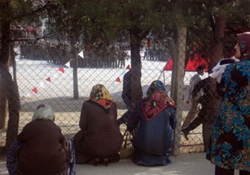 Milli güvenlikçiden İHL'li kızlara kışla talimi