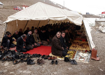 Deprem çadırında Cuma namazı