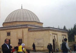 Veysel Karani Türbesi ziyaretçi akınına uğruyor