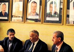 Beş oğlunu da bombalarda kaybetti