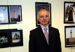 Minare yasağına kızdı, minare sergisi açtı