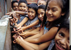 Batı ‘İyi niyetle’ çocukları zehirledi