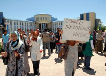 İkna odalarından muhacirliğe, başörtülüler