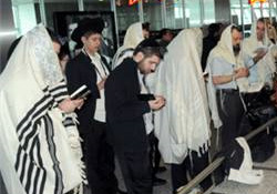 Dinlerin buluşması havaalanında