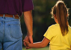 Baba kızına güvenmiyor, kızlar babalarıyla paylaşmıyor