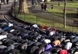 Okul Yönetimini Namaz Kılarak Protesto Ettiler