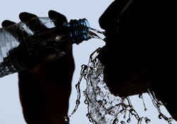 Böbrek taşlarına karşı bol su için