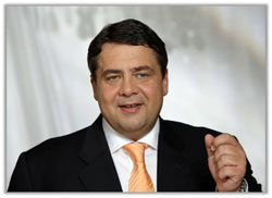 Alman siyasetçi camileri gezdi