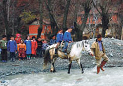20 yıldır dereyi at ve eşek sırtında geçiyorlar