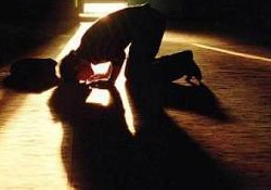 Namaz kılanın alemi aydınlanır